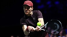 Jannik Sinner hraje bekhend v semifinále turnaje v Paíi.