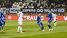 Filip Slaví�ek slaví branku se spoluhrá�em Radimem Breitem v utkání proti Noahu.
