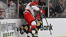 Alexander Nikiin sráí u mantinelu Davida Pastráka.