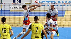 Michal Grzyb z Ostravy p�ihrává podání Br�an�.