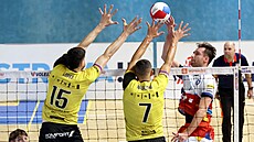 Ostravský sme�a� Jakub Grzegolec se sna�í dostat balon p�es brn�nský blok.