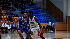 Hradecký Kareem Brewton bránný Jarenem Holmesem.