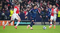 David Zima nahání mladíka z Arsenalu Maxe Dowmana.