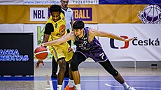 David Böhm a Nick Johnson se natahují po míi.