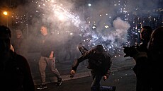 Srbové v B�lehrad� protestují proti vlád� prezidenta Aleksandara Vu�i�e. (2....