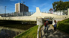 Úprav se do�ká i okolí mostu.