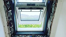 Rám nového okna byl precizn� usazený do p�ipraveného otvoru.