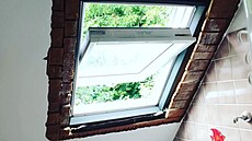 Nové okno je v�t�í ne� p�vodní, aby se dovnit� dostalo co nejvíce sv�tla.