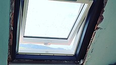 P�vodní st�e�ní okna po 30 letech u� dosluhovala.