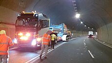 Dv� hodiny byl uzav�en tunel H�ebe� kv�li nehod� osobního auta a nadm�rného...