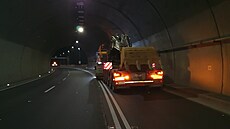 Dv� hodiny byl uzav�en tunel H�ebe� kv�li nehod� osobního auta a nadm�rného...