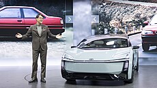 Prezident a generální �editel Toyoty Koji Sato na tiskové konferenci na...