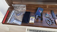 Podomácku vyrobená �záke�ná� zbra�. Krom� ní policisté u motorká�e na�li i...