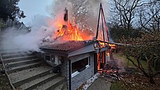 Chatu v H�e�icích na Kladensku zcela zni�il po�ár. (9. listopadu 2025)