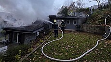 Chatu v H�e�icích na Kladensku zcela zni�il po�ár. (9. listopadu 2025)