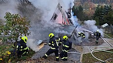 Chatu v H�e�icích na Kladensku zcela zni�il po�ár. (9. listopadu 2025)