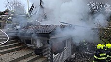 Chatu v H�e�icích na Kladensku zcela zni�il po�ár. (9. listopadu 2025)