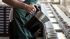 Senior tea master Dominic Marriott s kvalitním �ajem pracuje ka�dý den a ví o...