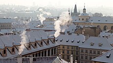 Prahu trápí smog i v sou�asnosti. I na Malé Stran�. Ale kou�ících komín�...