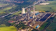 Elektrárna M�lník, která zásobuje pravý b�eh Vltavy v Praze teplem.