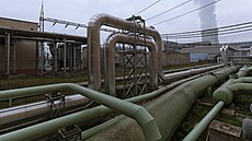 Elektrárna M�lník, která zásobuje pravý b�eh Vltavy v Praze teplem. Zelený...