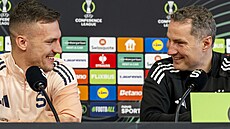 Spar�anský kapitán Luká� Haraslín (vlevo) a trenér Brian Priske na tiskové...