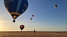 Festival horkovzduných balón na tuniském ostrov Derba (1. listopadu 2025)