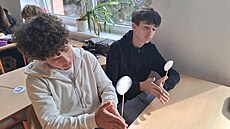 Optická hra�ka thaumatrop, který si �áci vytvo�ili v hodin� výtvarné a filmové...