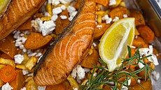 Zeleninový plech s lososem a feta sýrem podle Patrika Pavlíka