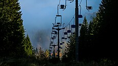 Inverzní po�así na �umav�. Na snímku je lanovka na Churá�ov�.(7. listopadu 2025)