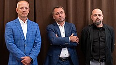 Ivo Ulich (uprosted) sleduje hlasování zastupitelstva o prodeji hradeckého...