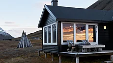 Chata po promn  na terasu vyrobil Ole venkovní nábytek ze starého deva,...