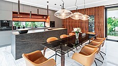 V kuchyské ásti jsou k nepehlédnutí vysoké skín a obloení, na které byla...