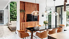 Svítidla nad stolem jsou od znaky Bomma.