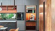 Skí na drobné spotebie se zasouvacími panely