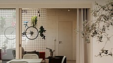 Roxorovou sí� vtipn� zdobí jízdní kolo.