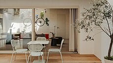 Roxorovou sí� vtipn� zdobí jízdní kolo. Celek zjem�ují detaily pnoucích...