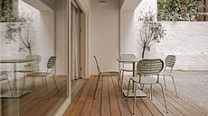 P�írodní materiály, jako je d�ev�ná podlaha na terase a kv�tiná�e s rostlinami,...