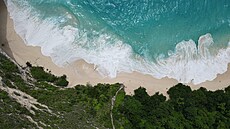 Útes Kelingking na ostrov� Nusa Penida v provincii Bali v Indonésii (14. února...