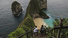 Turisté sestupují po schodech na plá� Kelingking na ostrov� Nusa Penida. (21....