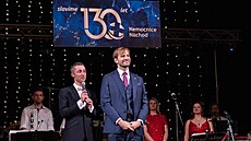 Adam Vojt�ch zazpíval hit Karla Gotta na plese náchodské nemocnice.