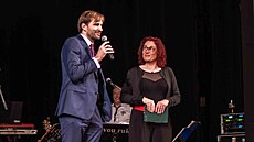 Adam Vojt�ch zazpíval hit Karla Gotta na plese náchodské nemocnice.