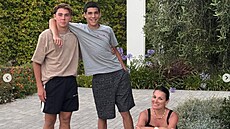 Alena eredová se svými syny, starím Louisem Thomasem vlevo a mladím Davidem Lee vpravo na své druhé svatb.