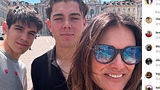 Alena eredová se svými syny, starím Louisem Thomasem vlevo a mladím Davidem Lee vpravo na své druhé svatb.