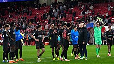 Fotbalisté Leverkusenu slaví s fanou�ky výhru nad Benfikou v Lize mistr�.