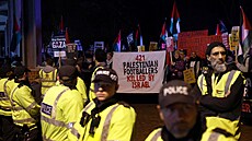 Protesty mezi skupina propalestinských a proizraelských skupin p�ed zápasem...