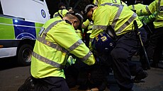 Protesty mezi skupina propalestinských a proizraelských skupin p�ed zápasem...