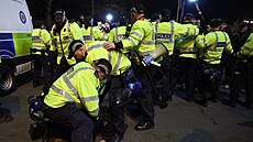 Protesty mezi skupinami propalestinských a proizraelských skupin ped zápasem...