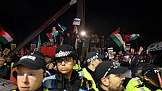 Protesty mezi skupinami propalestinských a proizraelských skupin p�ed zápasem...