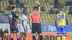 Plzeský útoník Prince Adu (druhý zleva) dostává lutou kartu v utkání s...